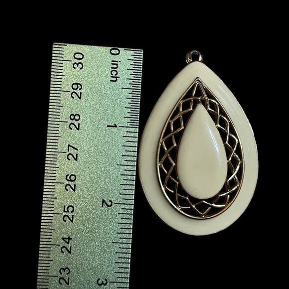Jewelry - Elegant Cream and Gold tone Teardrop Vintage Pendant